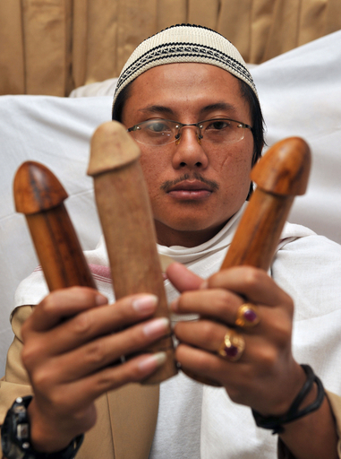 インドネシアの伝説のペニス呪術医療師、その魔術いまだ衰えず