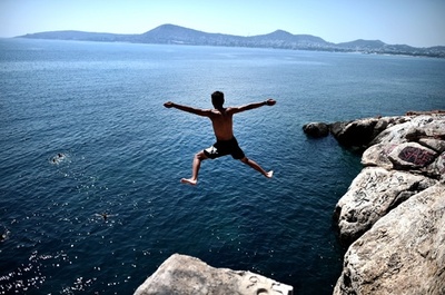 真っ青な海にジャンプ、暑さ続くアテネ近郊