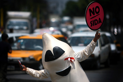 「コンドーム」の仮装でエイズ撲滅をアピール、ペルー