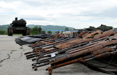 銃剣24本など機内に持ち込もうとしたNZ国籍の男を逮捕、ボスニア