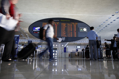 仏シャルル・ドゴール空港に不審者、安全確認のため2000人避難