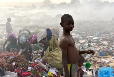 最貧国シエラレオネ、9月から教育無償化へ 大統領の公約