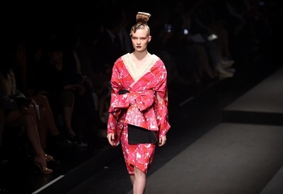 「ヨシキモノ」17年春夏、ずぶ濡れの着物で観客を魅了