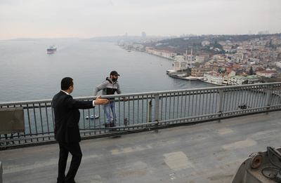 トルコ大統領、一般男性の飛び降り自殺を阻止