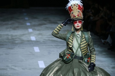 中国ファッションウィーク開催、地元デザイナーらが新作