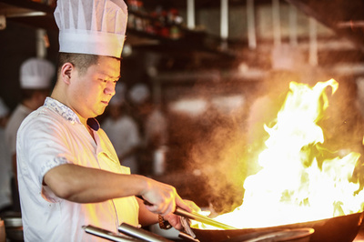 高温の中で働く「熱い」男たち　四川