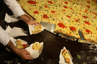 サンパウロで「ピザの日」、直径2メートルの巨大ピザでお祝い