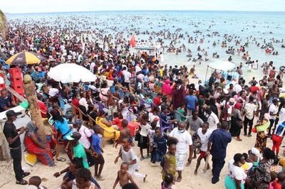 元日をビーチで楽しむ、ケニア