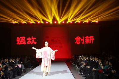 北京で「ユニバーサルファッション」ショー開催 日中友好条約40周年記念