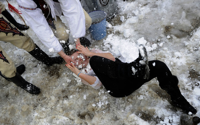 冷水で女性の美を呼び起こす、スロバキアの復活祭伝統行事