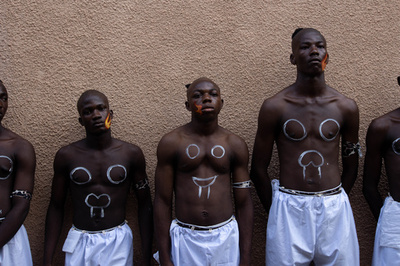 【今日の1枚】役者を目指す新入生、大学演劇科の独特な儀式 ナイジェリア