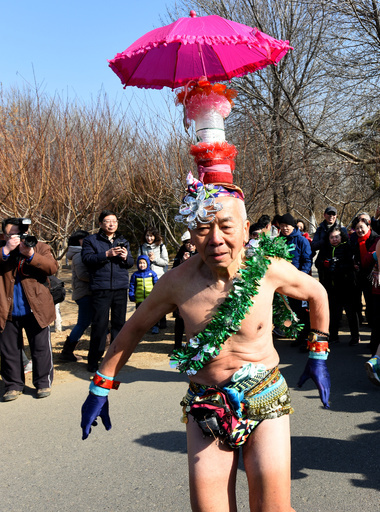 肉体美を自慢？下着姿でマラソン大会 北京