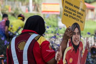 石油大手シェル、女性の等身大パネルを撤去 いたずら横行で マレーシア