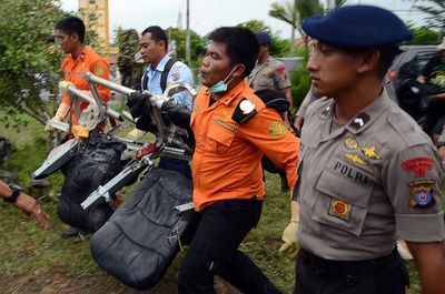 エアアジア機墜落で航空職員を処分、インドネシア当局