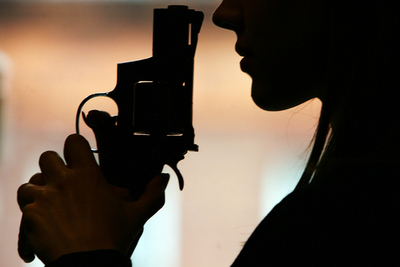 酔ってロシアンルーレット、男性が重体 パリ