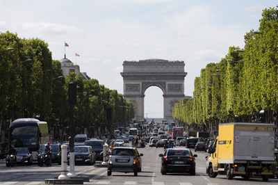 シャンゼリゼ通り、毎月1回歩行者天国に 仏パリ