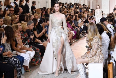 「エリー・サーブ」18/19年秋冬パリ・オートクチュール