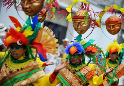 華やかな山車で賑わう「黒と白のカーニバル」、コロンビア