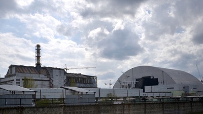 チェルノブイリ原発、新たな巨大シェルターで覆う作業始まる