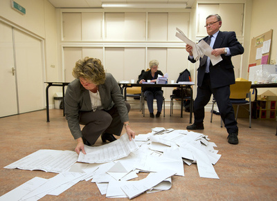 オランダ総選挙、開票は手作業に サイバー攻撃を懸念