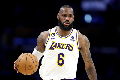 レブロンが右足負傷で数週間離脱の可能性 米報道