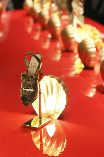 クリスチャン・ルブタン回顧展、英ロンドンで7月9日まで