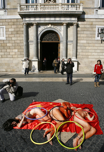 「北京五輪シンボルマーク」に扮して中国の動物虐待を非難