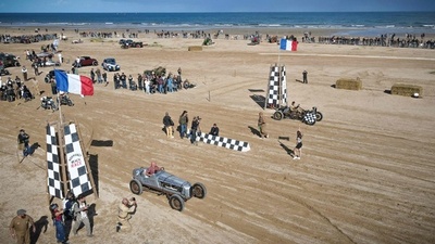 クラシックカーで爆走！ 仏でレース開催