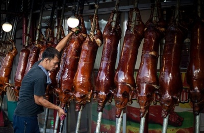 フィリピン名物の豚の丸焼き、クリスマス控えピークに