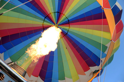 熱気球が炎上・墜落、3人死亡 米バージニア