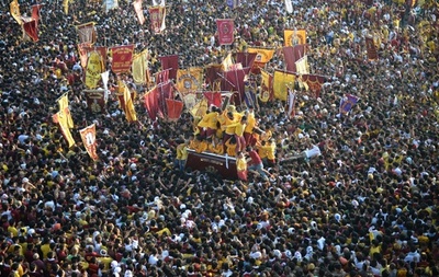 黒いキリスト像に数万人が殺到、フィリピンで「ブラックナザレ祭」