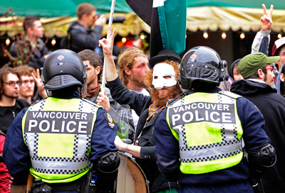 抗議デモの一部が暴徒化、過激グループが「デモ乗っ取り」か バンクーバー冬季五輪