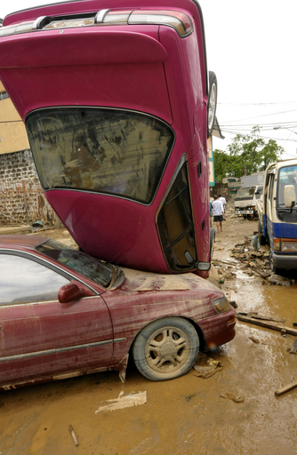ツイッターやフェースブックが命綱に、台風16号被害のフィリピン