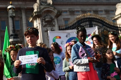 英王室所有の土地を自然の状態に…子どもたちがデモ行進 英