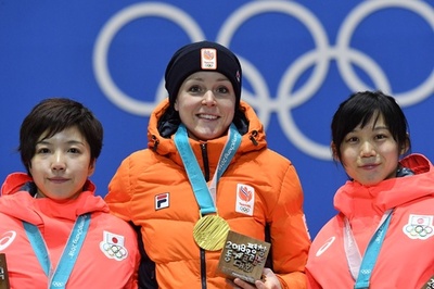 メダルを授与された銀の小平と銅の高木、スピードスケート女子1000m
