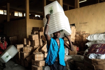 ナイジェリア、大統領選挙を1週間延期 投票開始5時間前に決定