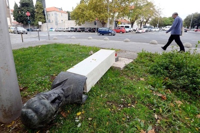 反ファシズムの英雄像が復讐？ 像を倒した男の脚を直撃 クロアチア