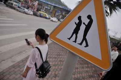 歩きスマホで道路横断したら処罰 浙江・温州で今年から