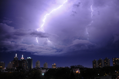 夜空に稲妻、モンテビデオの幻想的な光景