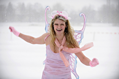 ドイツで新春コスプレ寒中水泳