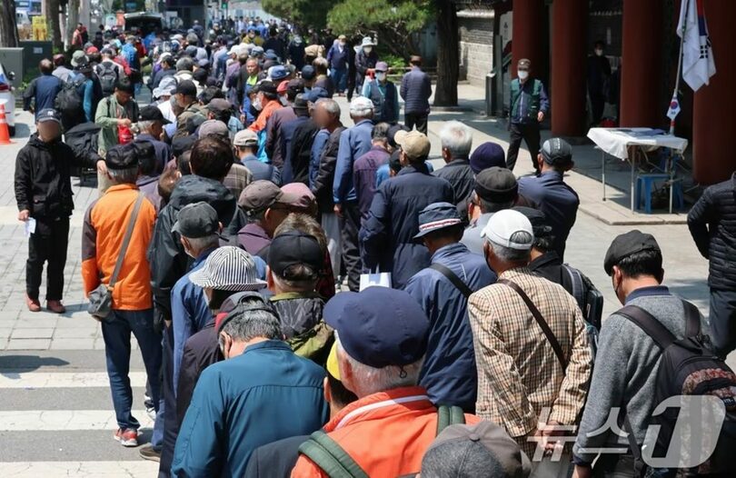 ソウル市鍾路区のタプコル公園にある無料給食所(c)news1