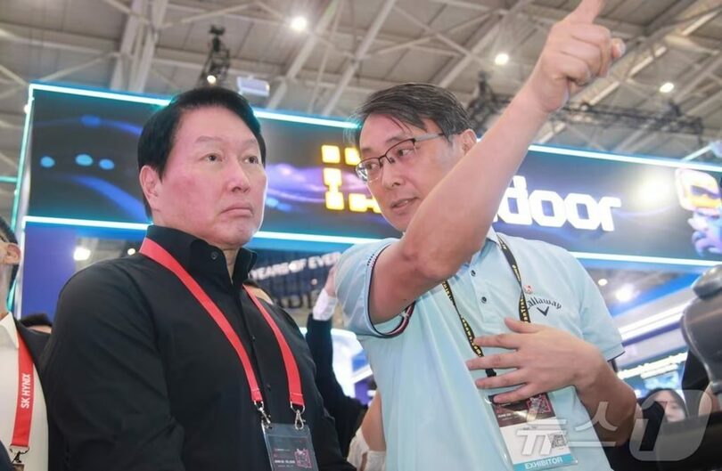 台北南港展示場で開かれた「Computex 2026」の鴻海精密工業ブースを訪れ、説明を聞くSKグループのチェ・テウォン会長(c)news1