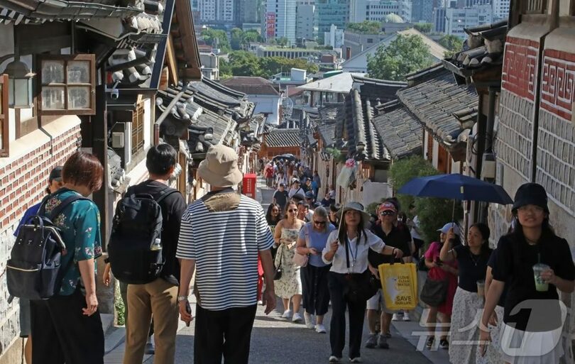 9月2日午後、ソウル市鍾路区北村で韓屋村を観光しながら歩く外国人観光客(c)news1