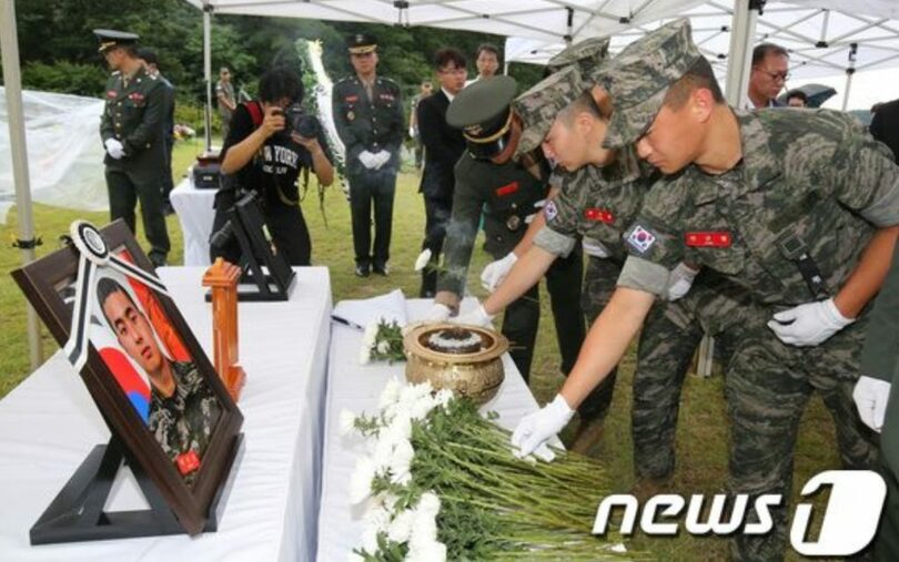 殉職した海兵隊上等兵に花を手向ける兵士ら(c)news1