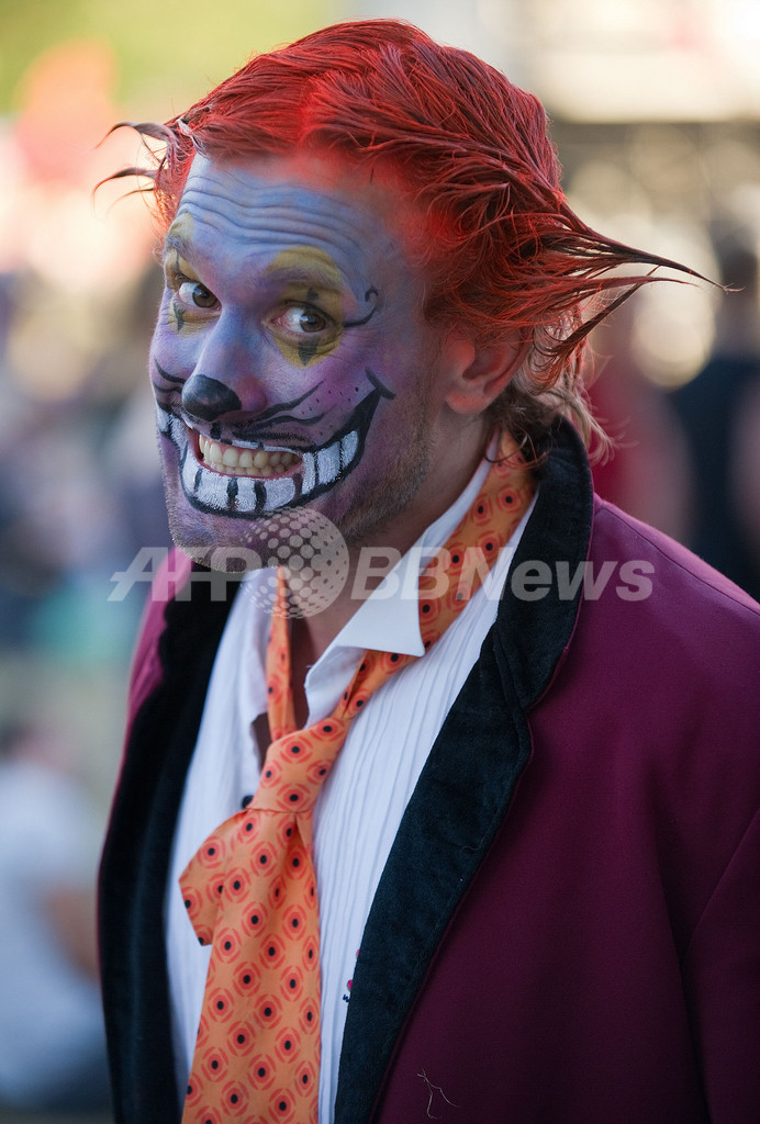 英野外フェス「ビッグ・チル」大盛況、集団ヌード撮影も