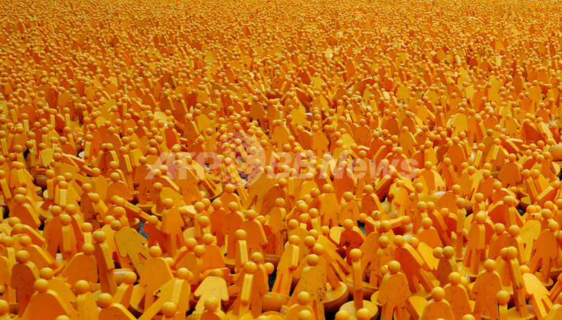 20万個のプラスチック製人形現わる、環境保護に関する署名運動で