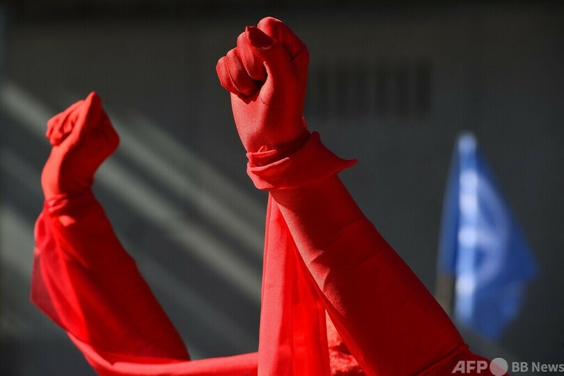 英で化石燃料反対デモ プーチン氏に扮した活動家も