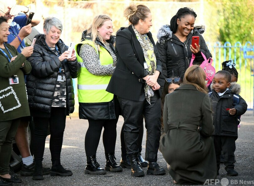 キャサリン妃、育児支援施設を訪問