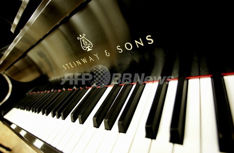 つま先奏法 のピアノ青年 中国のスーザン ボイルと大評判 写真1枚 国際ニュース Afpbb News
