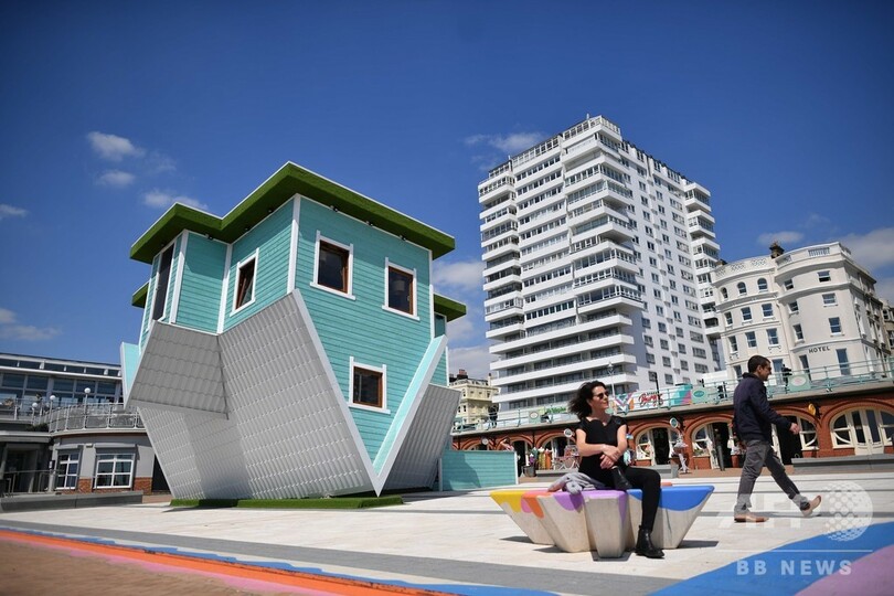 吹き飛ばされちゃった!? 「ひっくり返った家」オープン 英